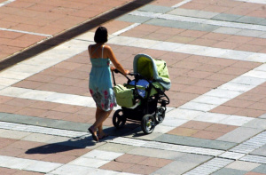 Икономисти: Увеличените пари за майчинство не решават реалните проблеми на семействата