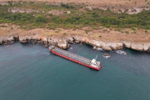 Пред реална опасност от екокатастрофа: Торове се сипят в Черно море от заседналия кораб край Камен бряг (ВИДЕО)