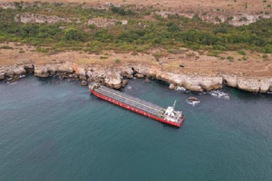 Водолаз: Вината за заседналия кораб край Камен бряг е политическа