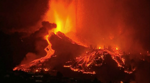ВИДЕО Лавата от вулкана Ла Палма стигна Атлантика, отделят се отровни газове