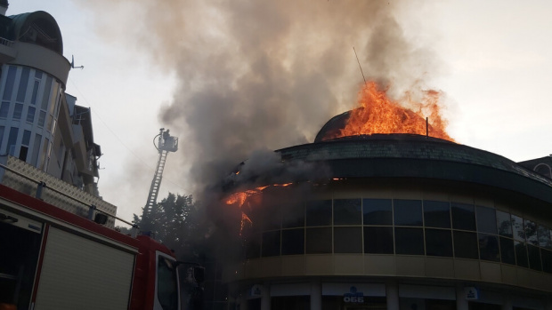 Пожар в центъра на Благоевград, гори "Купола"