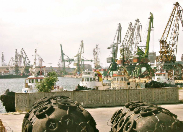 Безхаберие "бетонира" незаконно строителство на "Пристанище Варна"