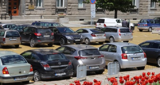 На аванта: Депутатите отново паркират безплатно зад парламента