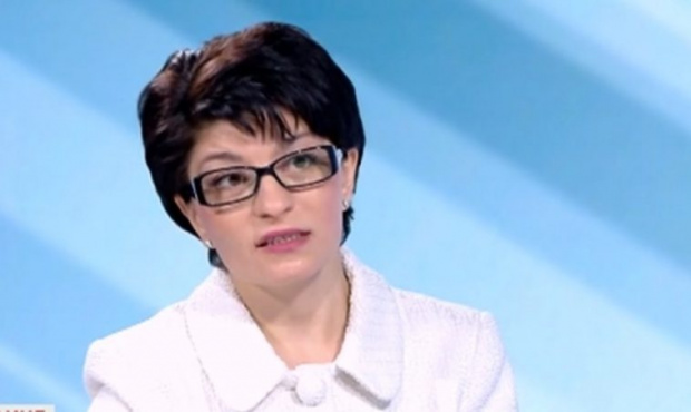 Правителството се намесваше пряко в парламентарния дебат, твърди Атанасова