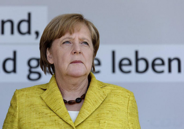 Сладкар прави копия на Ангела Меркел от марципан, "за да утеши" привържениците й (ВИДЕО)