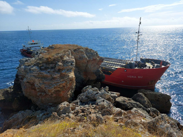 Натъпкан с тор товарен кораб с неадекватни турски моряци заседна в скалите край Камен бряг