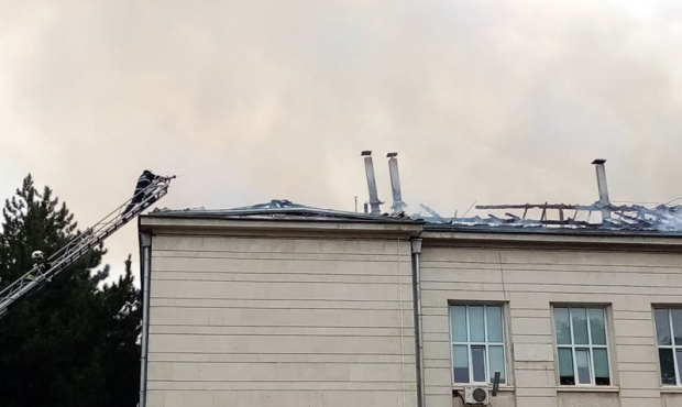 Голям пожар горя Медицинският университет в Плевен (ВИДЕО)