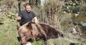 Лесничей застреля мечка край Триград, снима се с трупа и написа: Профи убиец съм, а не гей, веган или ваксър