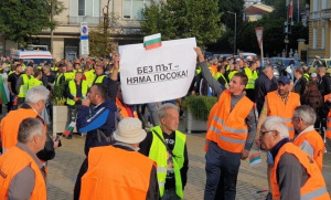 Пътни строители и тежка техника блокират жълтите павета в София