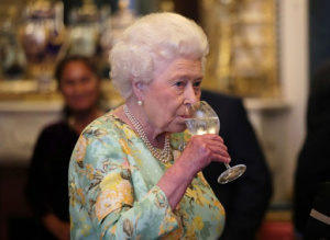 Кралица Елизабет II с решение напълно да се откаже от алкохола