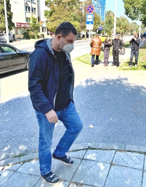 Отлабналият до неузнаваемост Пеевски плаши журналистите след разпита в ДАНС