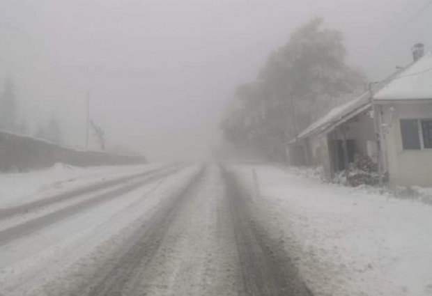 Сняг засипа Петрохан, АПИ зове шофьорите да внимават! (ВИДЕО)