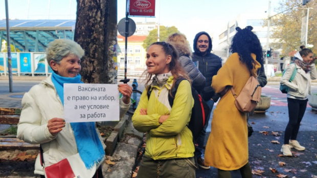 Едва 30-ина души на протест в Бургас срещу зеления сертификат