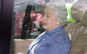 Кралица Елизабет Втора беше заснета да шофира в имението си