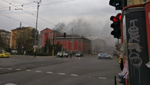Пореден пожар в сградата на бившето "Син Сити" затруднява движението и ядоса столичани (НА ЖИВО)