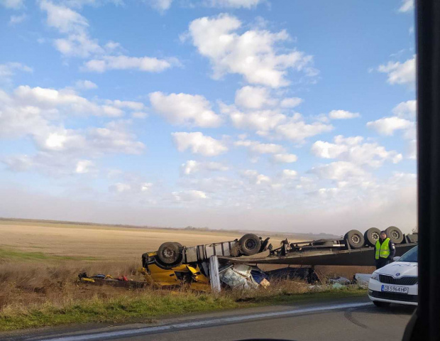 Камион на Еконт катастрофира тежко край Айтос, шофьорът загина