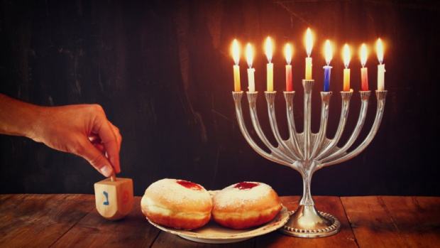 Евреите по света празнуват духовната светлина: Хаг Ханука Самеах!