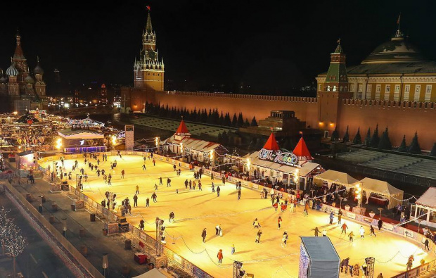 ВИДЕО Ледената пързалка на Червения площад бе открита с цветно шоу ВИДЕО