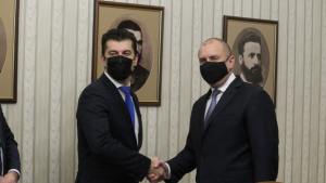 Румен Радев връчи на Кирил Петков мандат за правителство, той го върна изпълнен (ОБНОВЕНА, ВИДЕО)