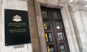 Министерството на образованието уволнява пенсионираните си служители