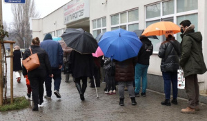 Опашка за ваксинация пред „Пирогов“: Лошото време и днес не спира желаещите