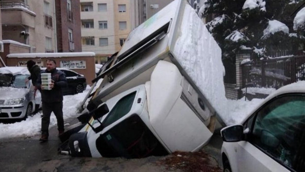 Дупка погълна цял камион в Белград (СНИМКИ)