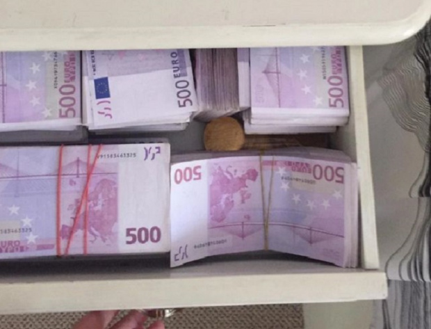 Прокуратурата поиска от БНБ експертиза на кюлчетата и банкнотите от снимките на "чекмеджето"