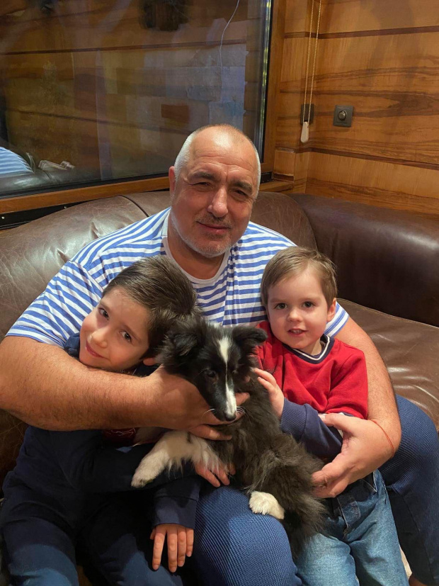 Борисов подари на внуците си кучето Сара