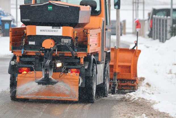 Снежен ден в части от страната: 250 снегорина чистят пътищата