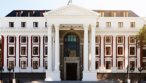 Пламна парламентът на Южна Африка