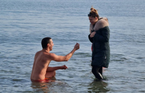Романтик се метна за кръста в Созопол, а после предложи на гаджето си направо в морето