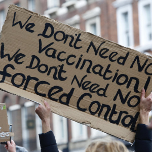 Нова мода! Антиваксъри търсят нарочно някой да ги зарази с COVID-19
