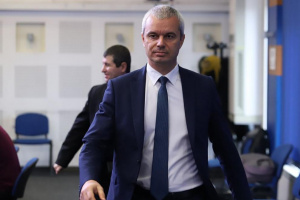 Костадинов показа теста си за COVID-19, поиска и Минчев да го направи