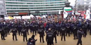 НА ЖИВО Протестът срещу COVID мерките: Тълпата скандира "убийци", няколко хиляди са пред НС