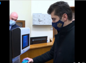 Ето как Кирил Петков влезе в НС, предоставяйки зеления си сертификат (ВИДЕО)