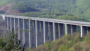 30-годишен скочи от моста на "Витиня", загина на място