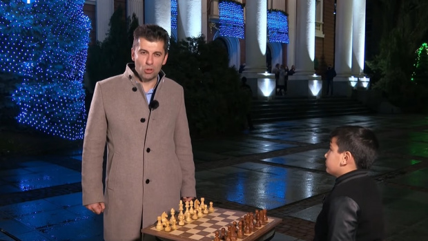 В Новогодишната нощ! Кирил Петков игра шах с дете-чудо: Кое е то?