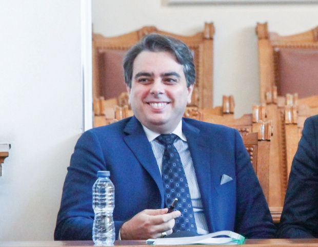 Асен Василев е ерген! Ето ги важните жени в живота на вицепремиера и финансов министър