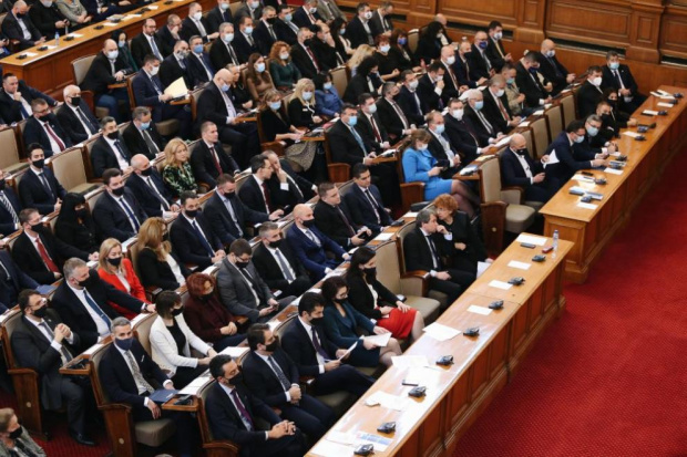 Депутатите решават за влизането в парламента със сертификат