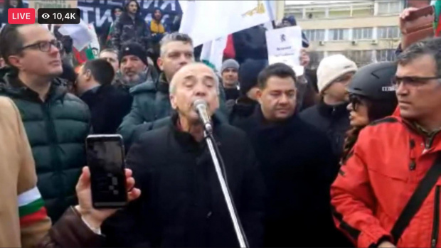 Мангъров на протеста: Първите в държавата се скриха заради един течащ нос!