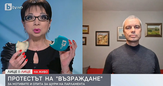 Цветанка Ризова показа разкъсания микрофон на журналист от bTV на протеста