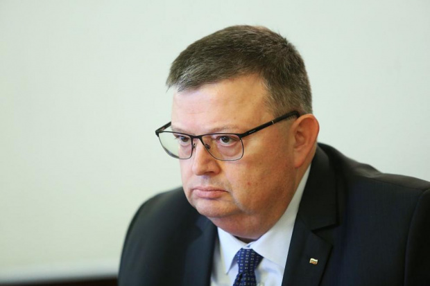 Цацаров депозира оставката си в парламента