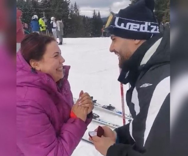 Романтика на ски писта в Пампорово: Варненец падна на колене в снега (ВИДЕО)