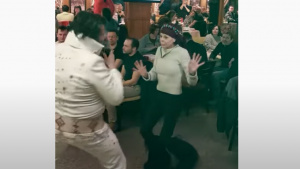 ВИДЕО Княгиня Калина се впусна в бурни танци с Цецо Елвиса на дансинг в Боровец