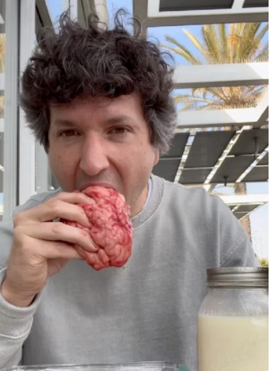 Този мъж яде сурово месо всеки ден, за да провери дали ще оцелее