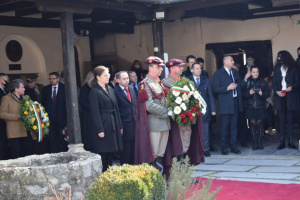 Макетата пак избиват комплекси: Поругаха българския флаг на венци за Гоце Делчев