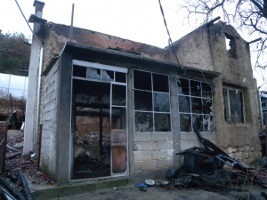 Възрастна жена загина при пожар в село Троица, огнеборец пострада