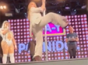 На мотика! Пияната Адел яхна пилон, включи се в конкурс по стриптийз в гей клуб