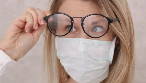 Как да носите предпазна маска без очилата ви да се запотяват?