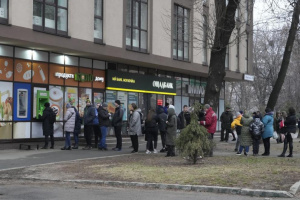 В Украйна: Опашки пред банкоматите, бензиностанциите и магазините СНИМКИ+ВИДЕО